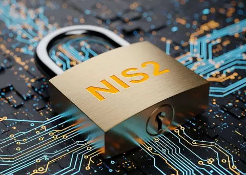 Ein abstraktes Foto zum Thema NIS 2 - zu sehen ein Vorhängeschloss und Datenlinien