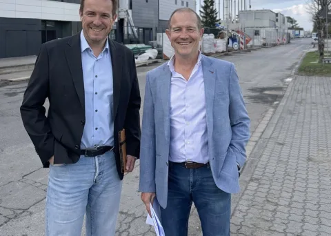 Die Geschäftsführer Sascha Zankel und Jürgen Krebs auf einer Baustelle.