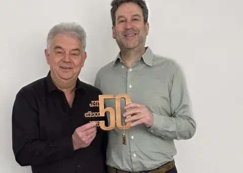 effexx-Mitarbeiter Jörg Stähler und Geschäftsführer Oliver Fries anlässlich des 50-jährigen Firmenjubiläums von Jörg Stähler.