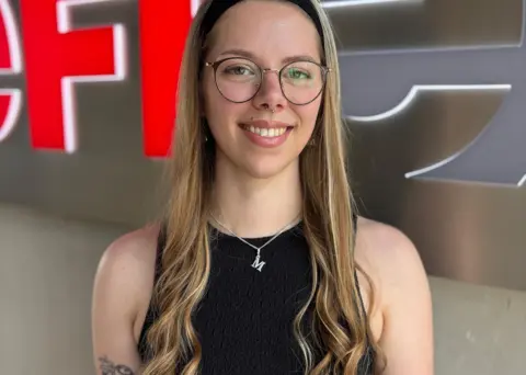 Ein Portraitfoto von unserer Mitarbeiterin Lea.