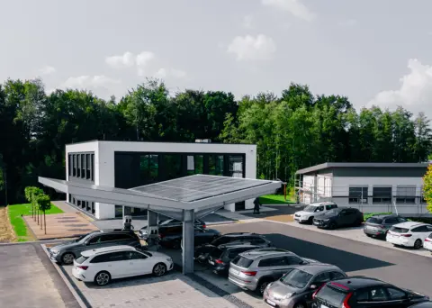 Eine Parkplatzüberdachung mit Photovoltaik der Firma Powershield