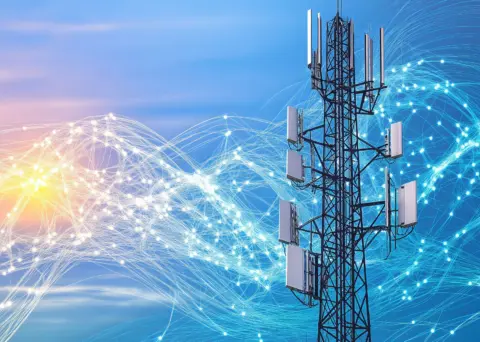 ein Sendemast und viele Verbindungen sind sichtbar, die ein Handynetz verdeutlichen sollen