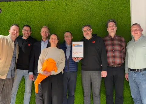 Ein Gruppenfoto der Teams von effexx und Innovaphone bei der Zertifikatsübergabe.