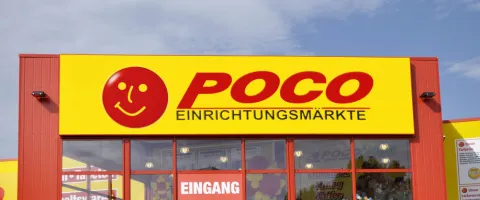 Hier ist der Eingang einer Poco-Filiale zu sehen