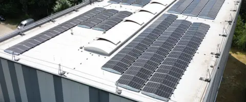 Luftbild der Firma Röcher Pressen in Netphen das die Photovoltaikanlage zeigt.
