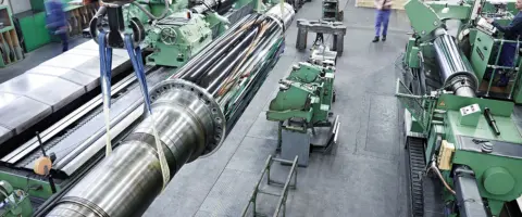 Blick in eine Industriehalle des Walzenherstellers Leonard Breitenbach