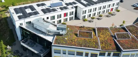 Ein Hotelgebäude mit Photovoltaik ausgestattet.