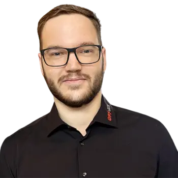 Portraitfoto unseres Mitarbeiters Sascha Böhm.