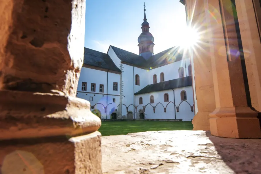 Das Kloster ist im Sonnenschein zu sehen