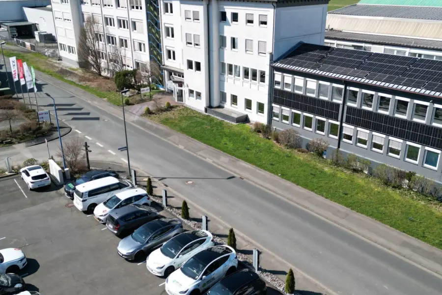 effexx firmengelände mit photovoltaik und ladesäulen/ ladepark.