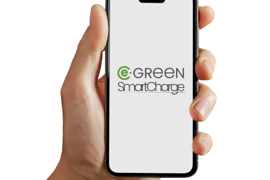 Eine Hand hält ein Handy und die e-green SmartCharge App ist zu sehen.