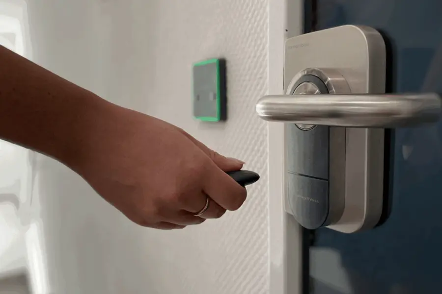 Zutrittskontrolle einer Tür von Simons Voss.