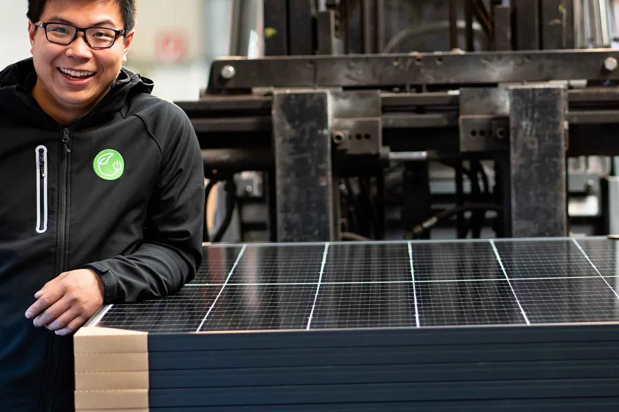 Stapler transportiert PV-Module