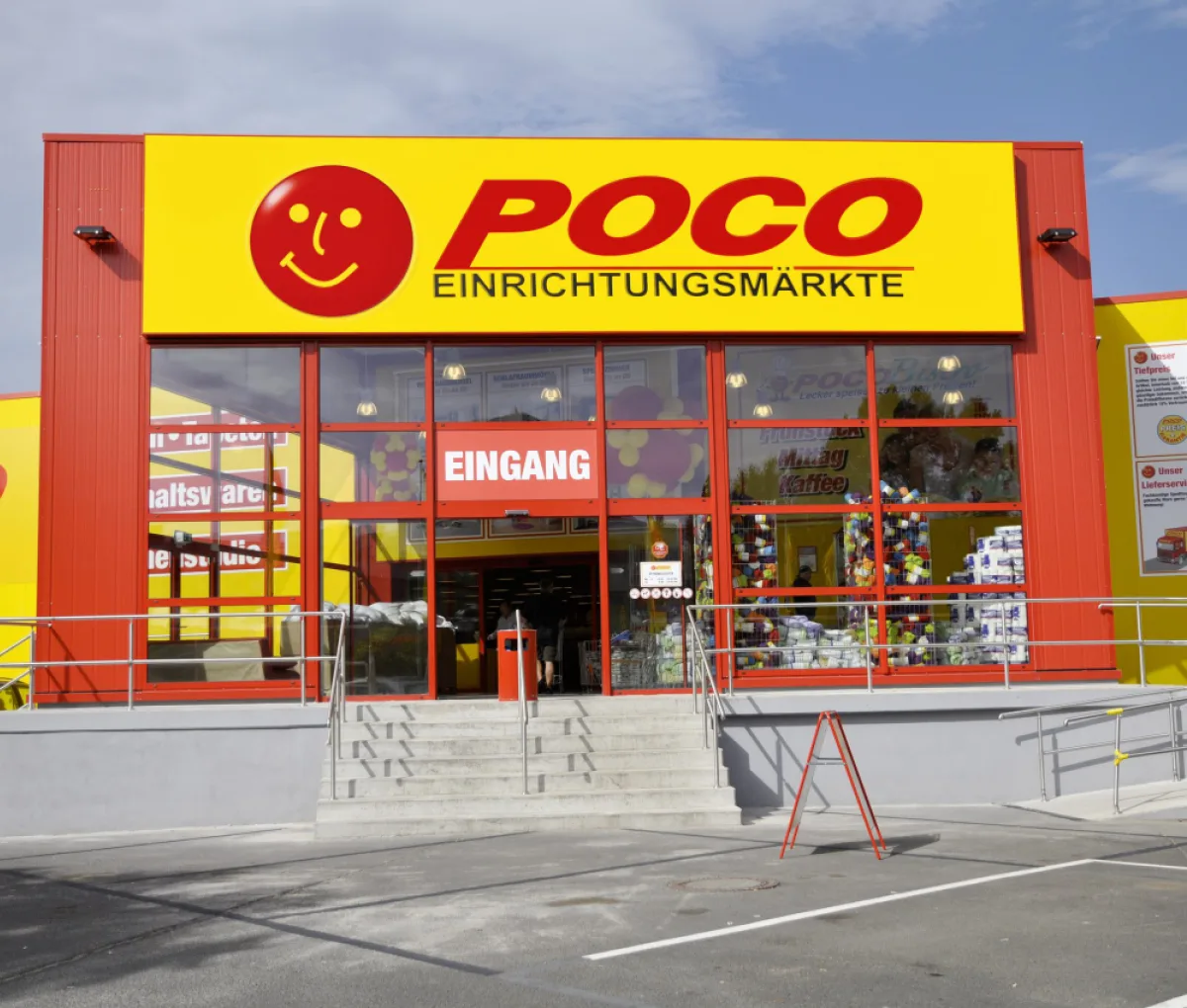 Hier ist der Eingang einer Poco-Filiale zu sehen