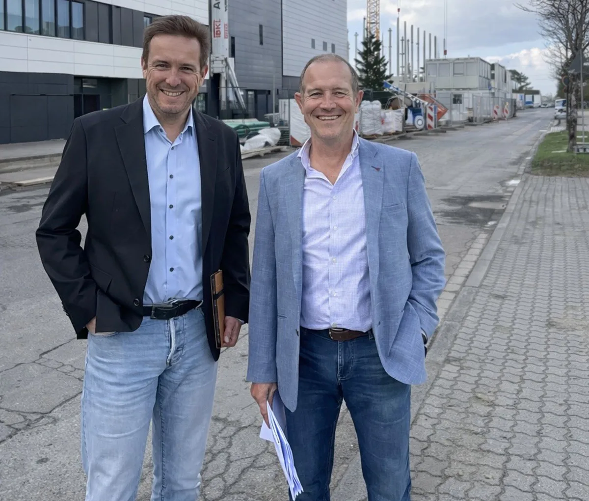 Die Geschäftsführer Sascha Zankel und Jürgen Krebs auf einer Baustelle.