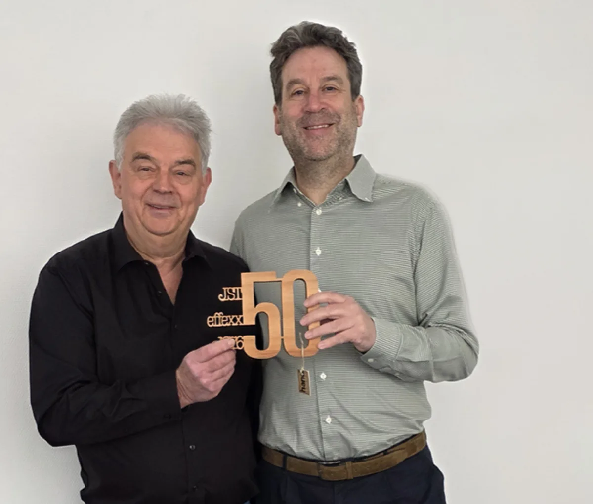 effexx-Mitarbeiter Jörg Stähler und Geschäftsführer Oliver Fries anlässlich des 50-jährigen Firmenjubiläums von Jörg Stähler.