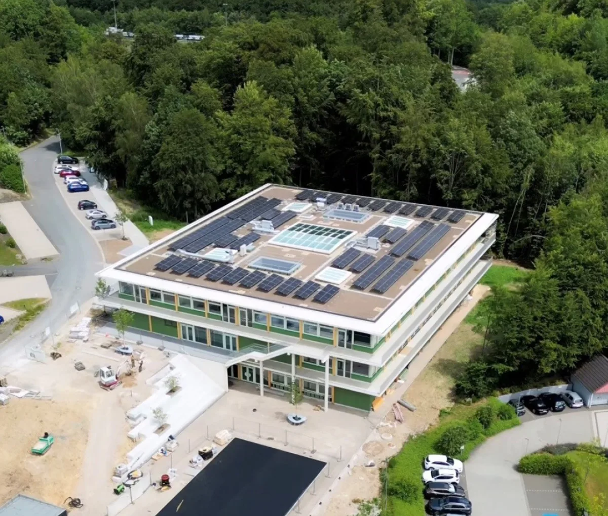 Schulgebäude mit PV-Anlage
