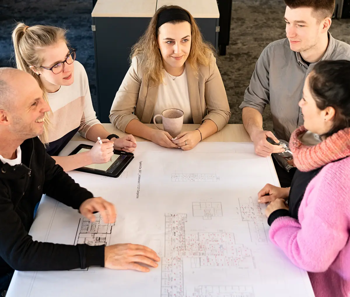 effexx Mitarbeiter besprechen ein Projekt.