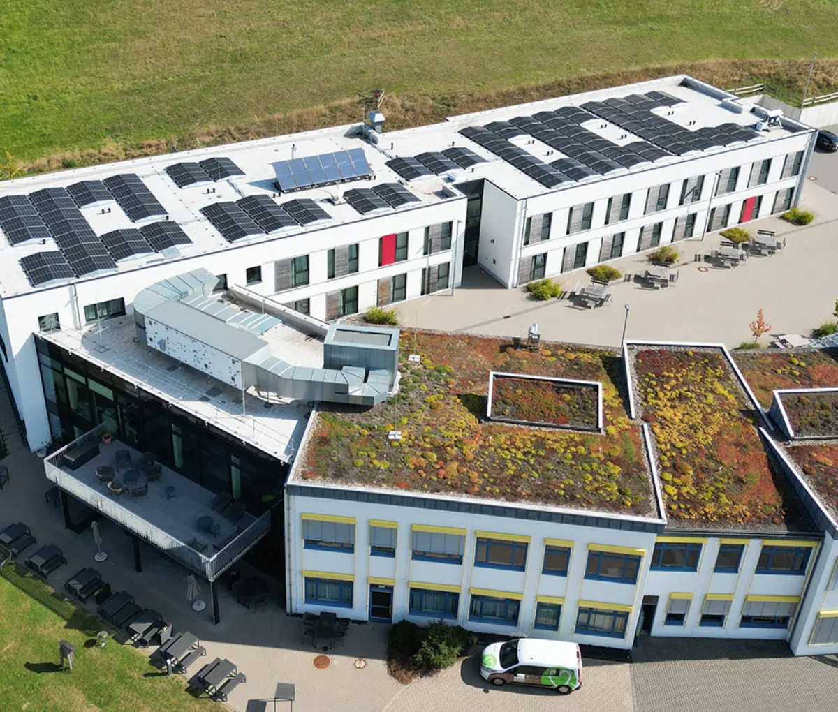 Ein Hotelgebäude mit Photovoltaik ausgestattet.