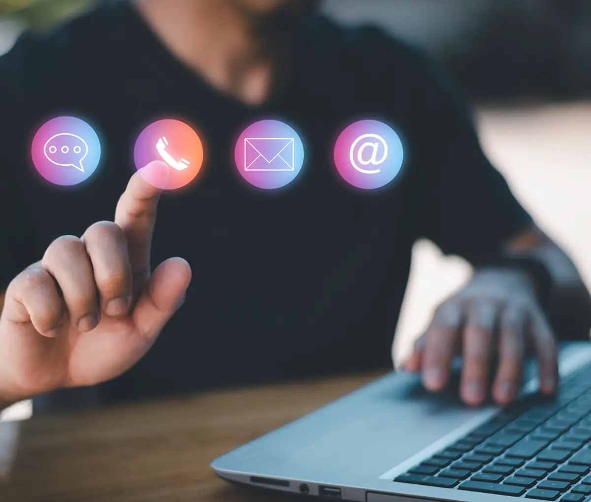 Ein Mann wählt einen Button für Telefonie aus.