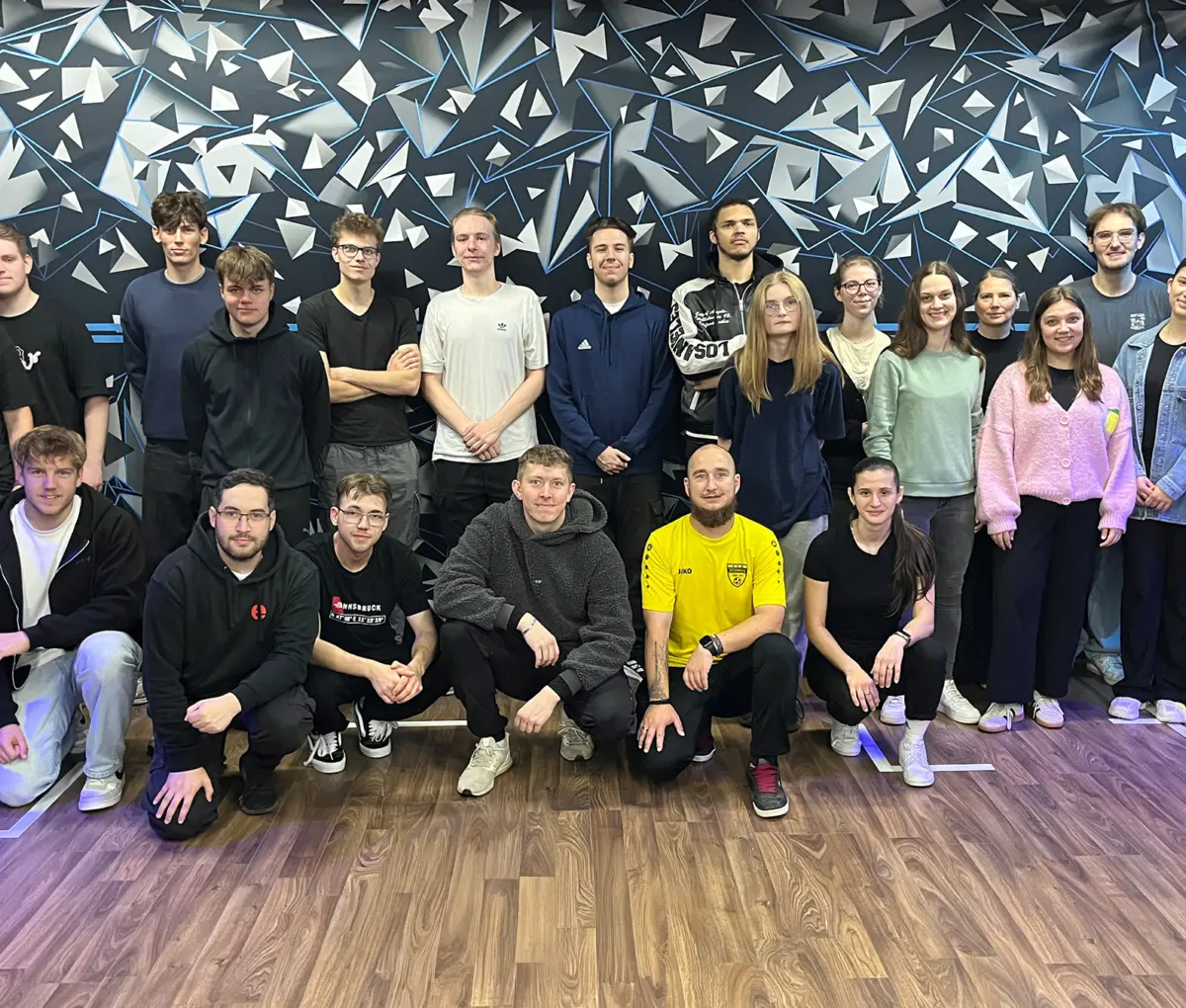 Eine Gruppe von Auszubildenden steht nebeneinander und posiert für ein Gruppenfoto