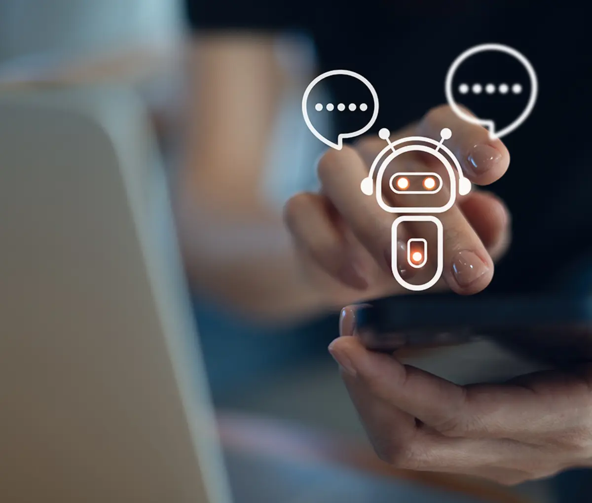 Eine Frau nutzt ein Smartphone und schreibt eine Nachricht. Darüber ist eine Grafik mit einem KI-Bot.