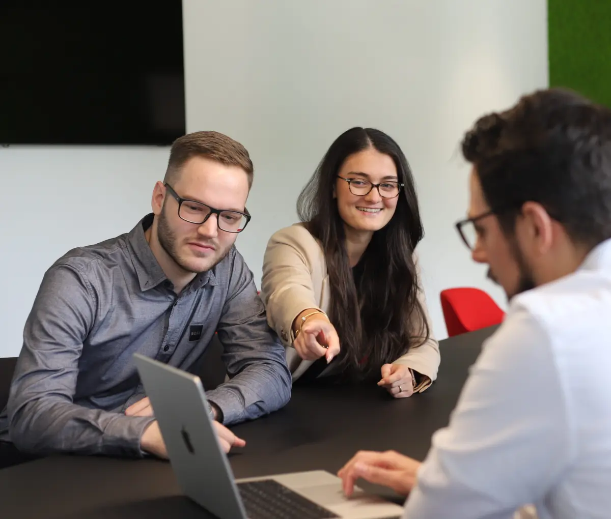 Ein Gespräch zwischen Mitarbeitenden der Stimme.
