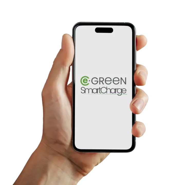 Eine Hand hält ein Handy und die e-green SmartCharge App ist zu sehen.